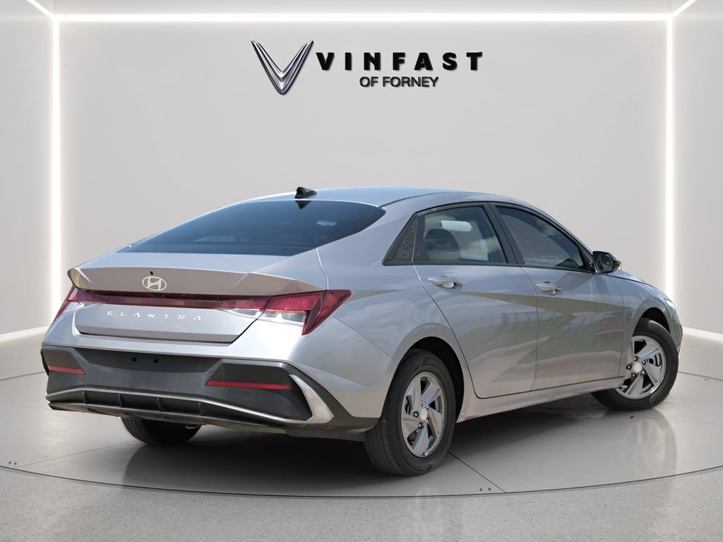 Used 2025 Hyundai Elantra SE FWD image 3