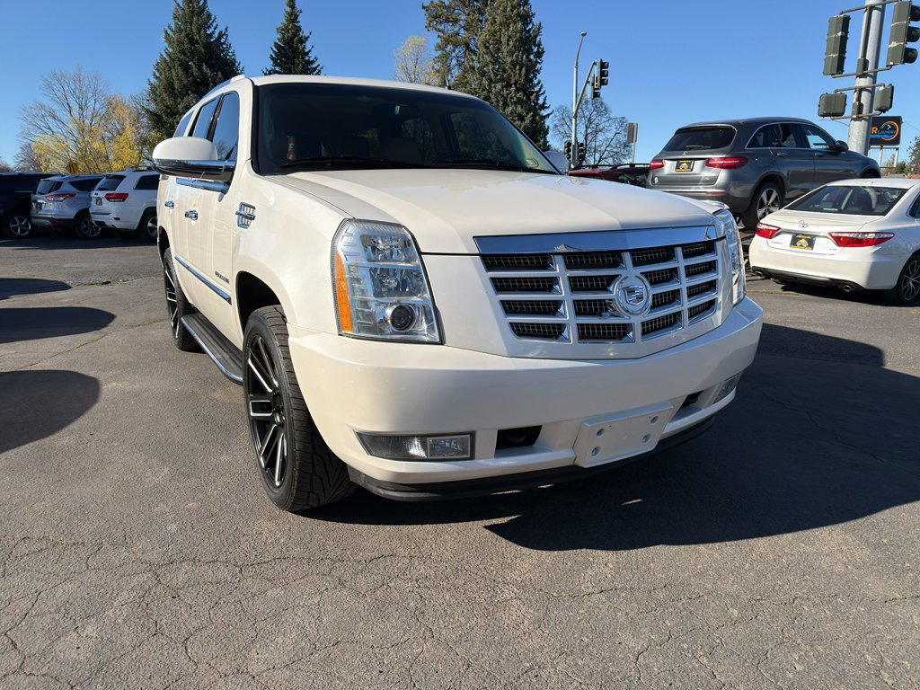 Used 2011 Cadillac Escalade Luxury image 11