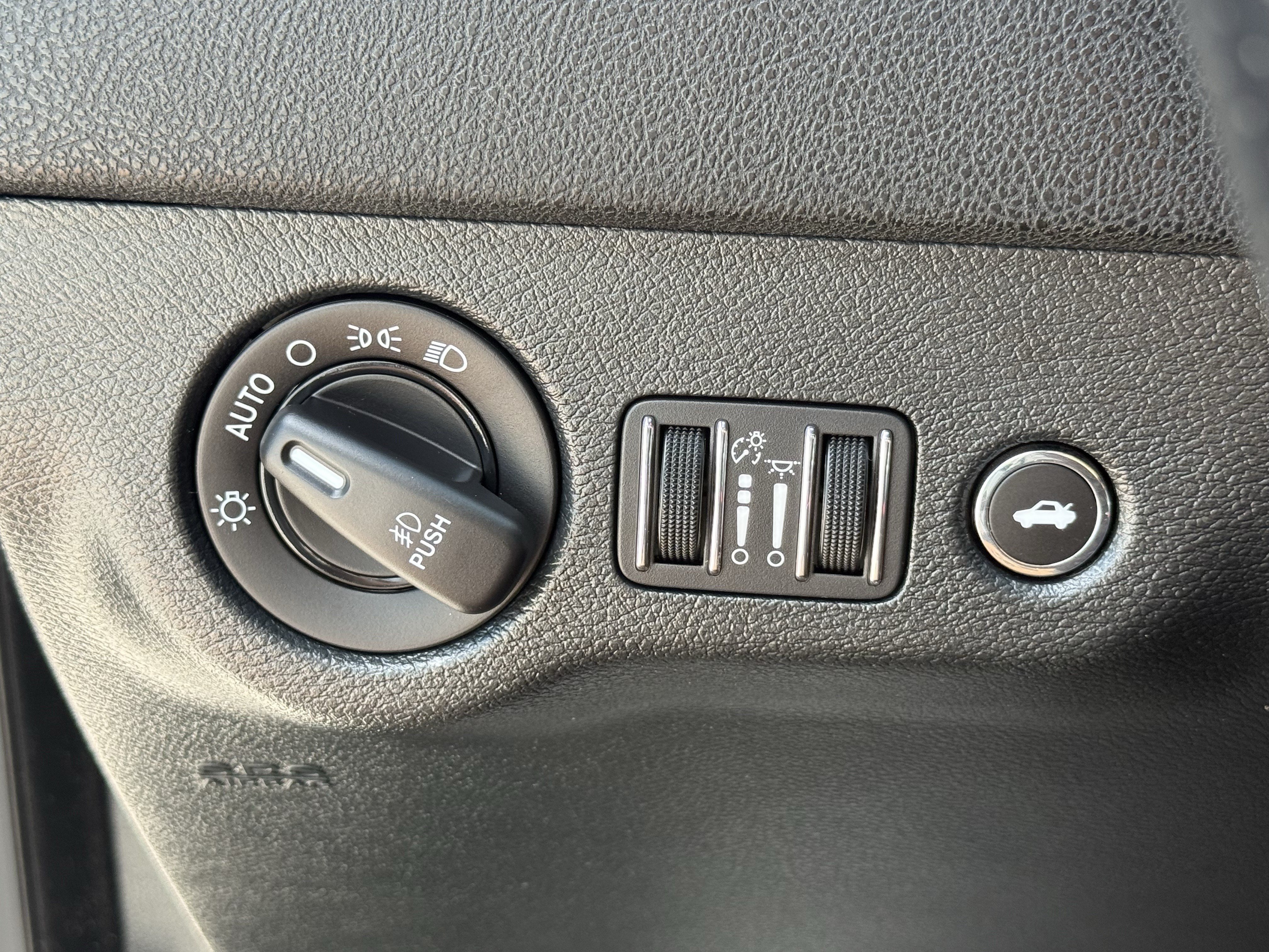 Used 2018 Dodge Charger SXT Plus RWD image 25