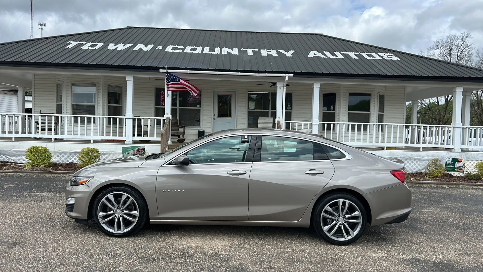 Used 2023 Chevrolet Malibu LT image 3