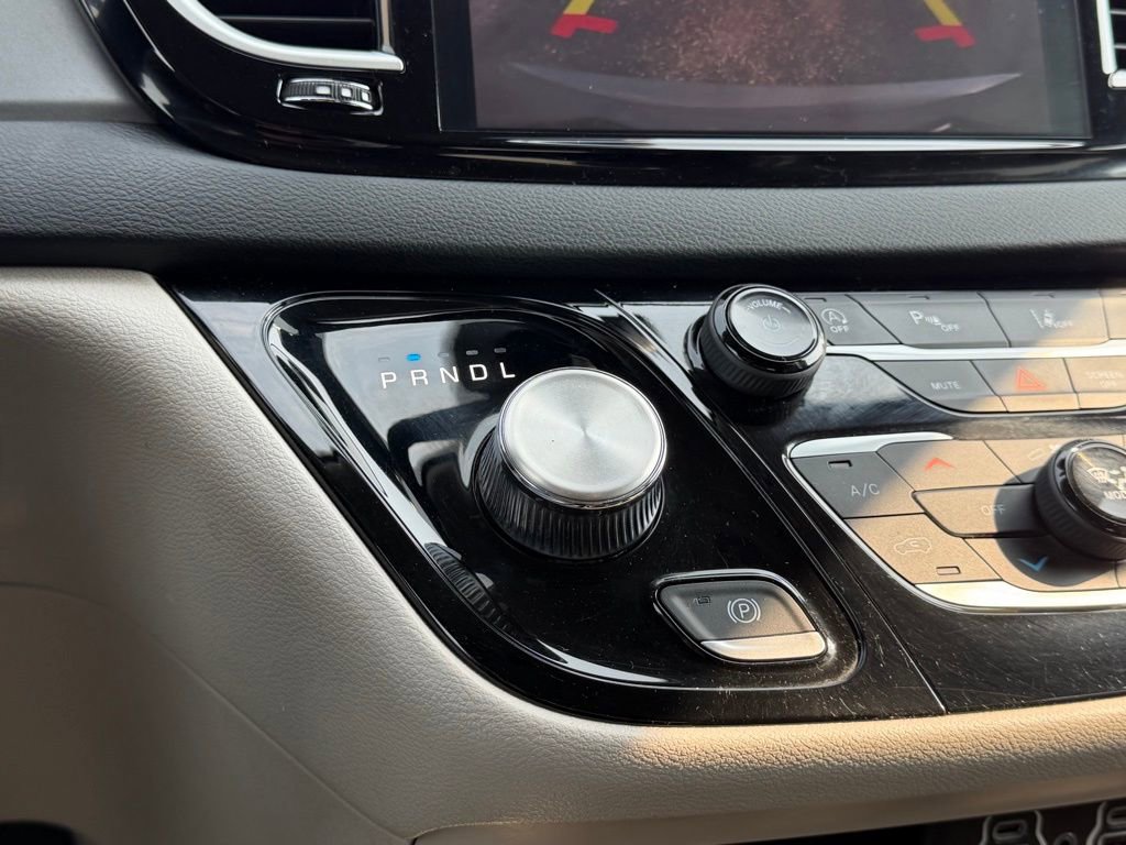 Used 2023 Chrysler Pacifica Touring-L image 34