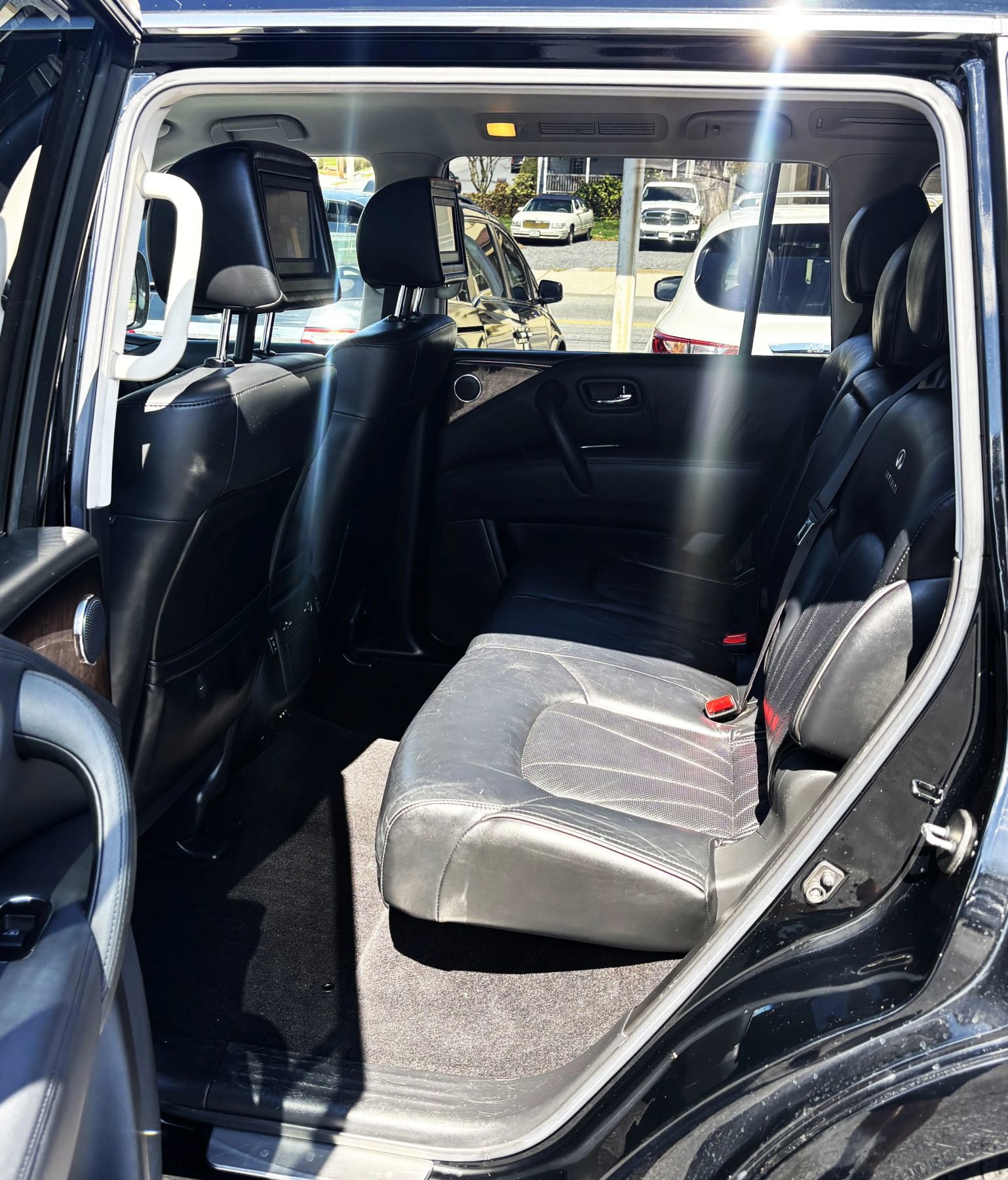 Used 2012 INFINITI QX56 4WD w/ Deluxe Touring Pkg image 9