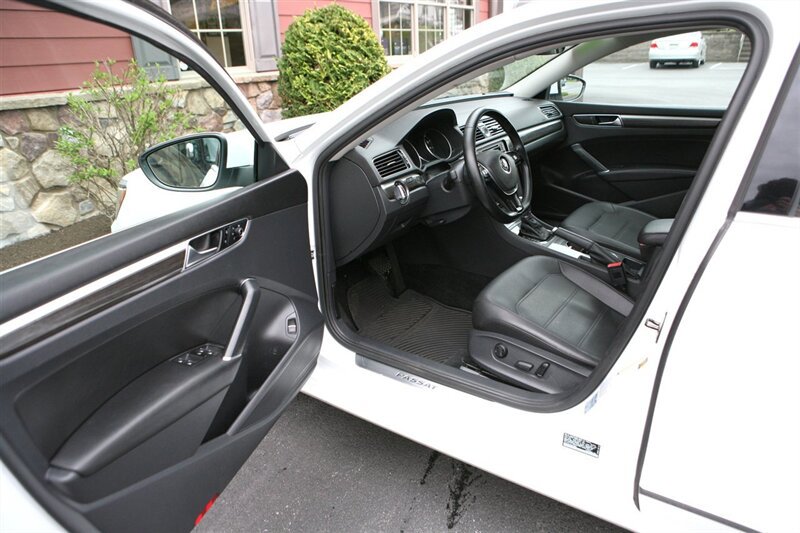 Used 2017 Volkswagen Passat 1.8T SE FWD image 8