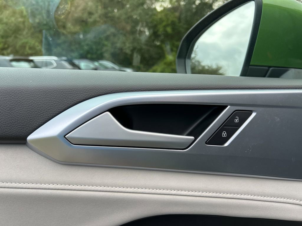 Certified 2025 Volkswagen Taos SE w/ Panoramic Sunroof Package image 18