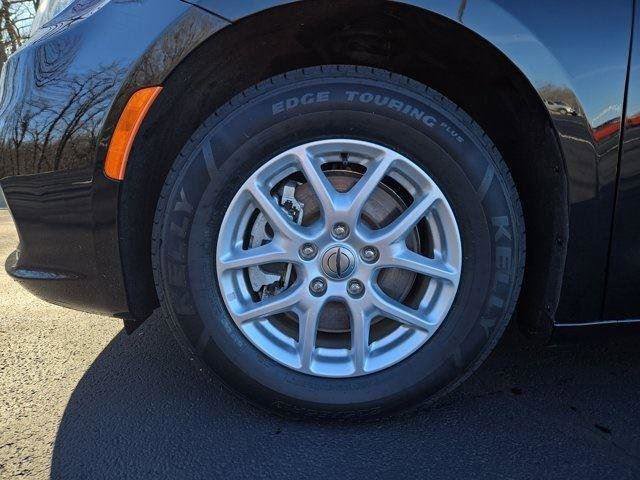 Used 2024 Chrysler Pacifica Touring-L FWD image 11