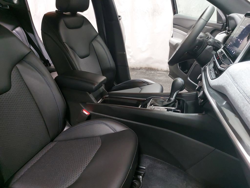 Used 2025 Jeep Compass Latitude image 10