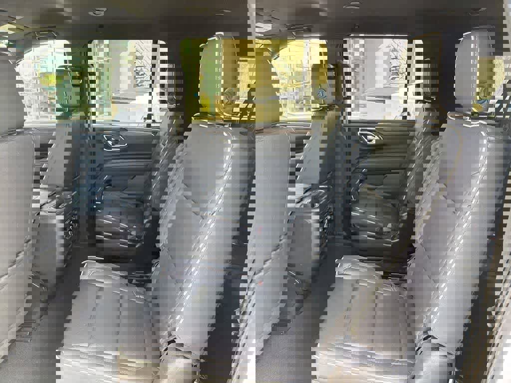 Used 2023 Chevrolet Suburban Premier image 30