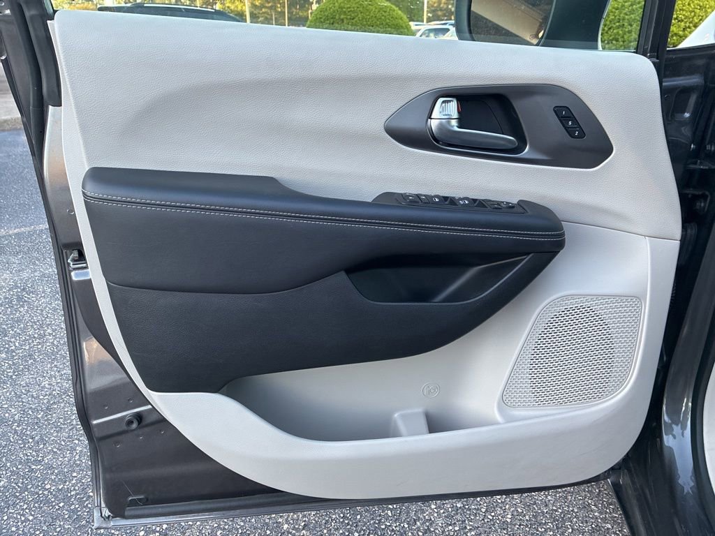 Used 2023 Chrysler Pacifica Touring-L image 11