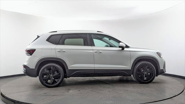 Used 2025 Volkswagen Taos SE w/ Panoramic Sunroof Package FWD image 9