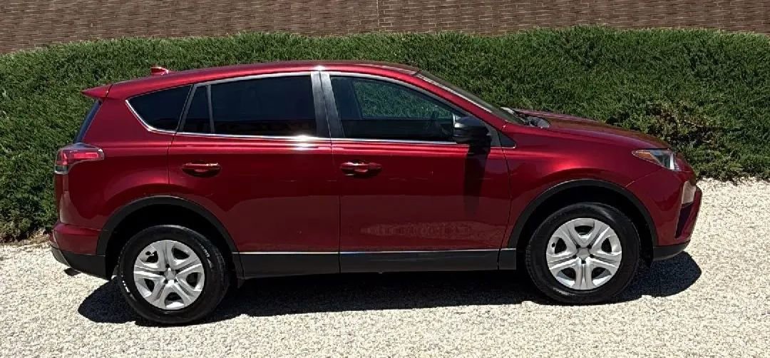 Used 2018 Toyota RAV4 LE FWD image 5