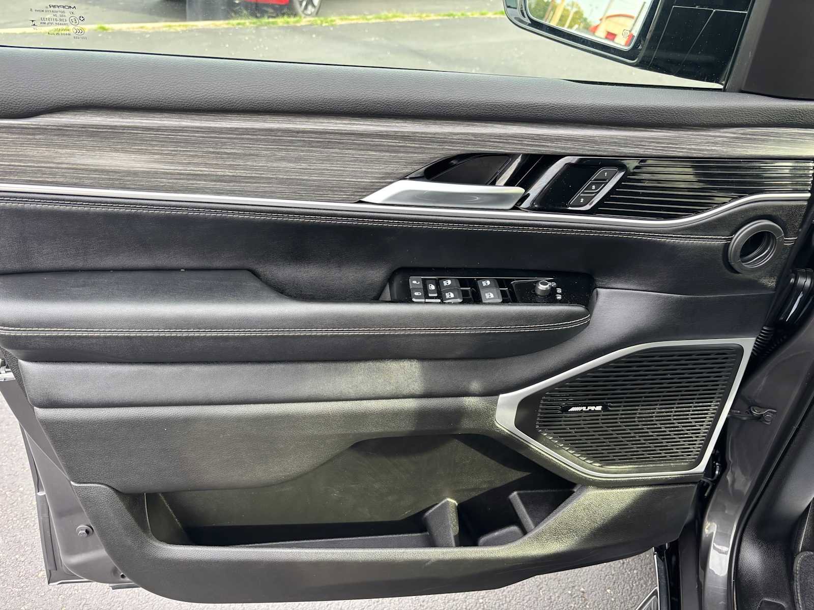 Certified 2024 Jeep Wagoneer L Series III w/ Flexible Seating Group image 25