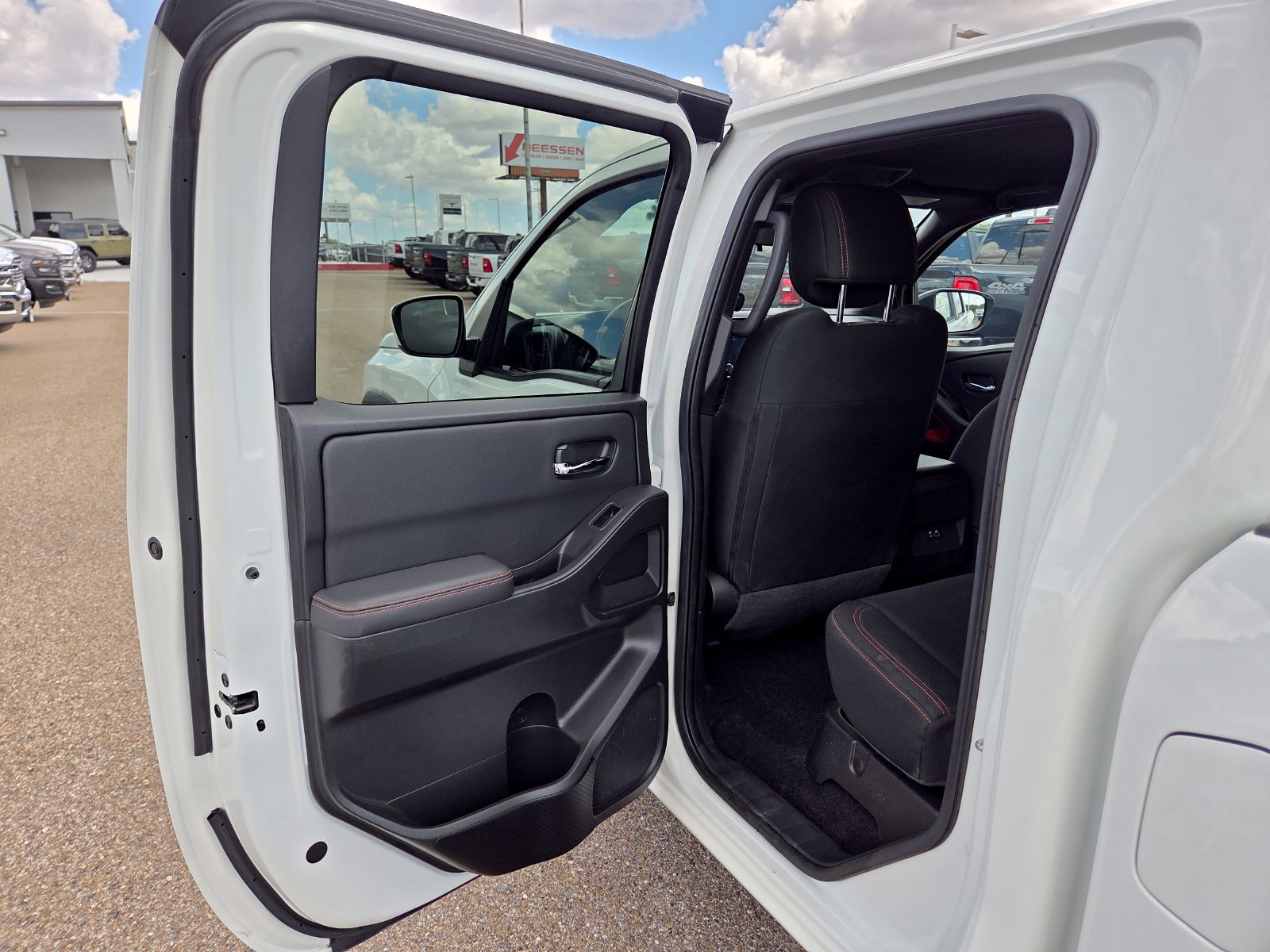 Used 2024 Nissan Frontier PRO-4X w/ Off-Road Protection Package AWD/4WD image 15