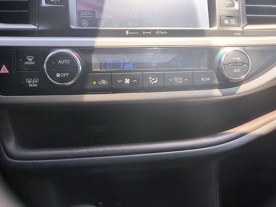 Used 2019 Toyota Highlander XLE FWD image 23