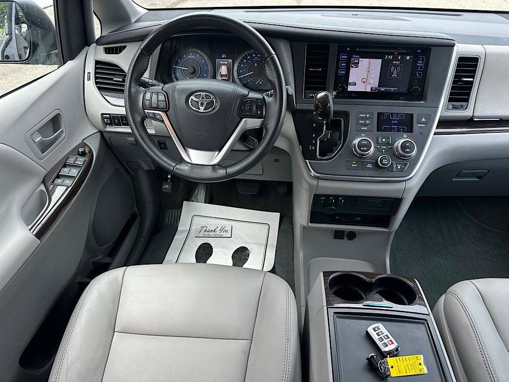 Used 2017 Toyota Sienna XLE Premium FWD image 21