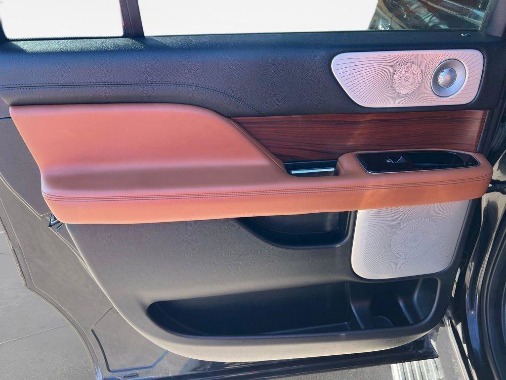 Used 2021 Lincoln Navigator L Reserve w/ Luxury Package image 18