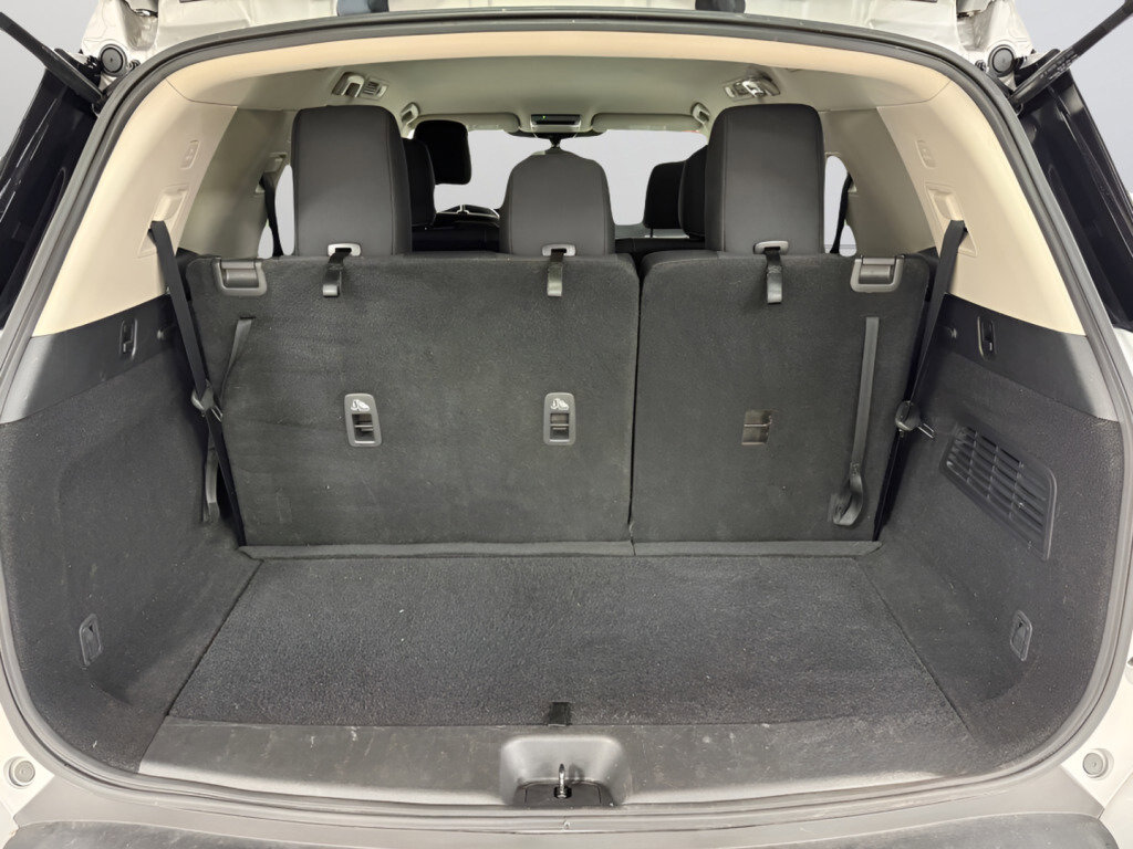 Used 2024 Nissan Pathfinder SV image 9