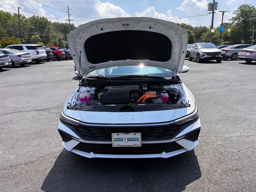 Used 2025 Hyundai Elantra Hybrid FWD image 10