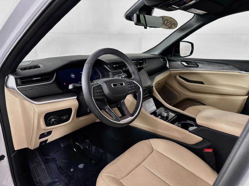 Used 2023 Jeep Grand Cherokee Limited w/ Luxury Tech Group II AWD/4WD image 13