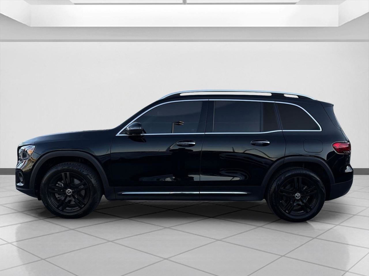 Used 2021 Mercedes-Benz GLB 250 4MATIC w/ Premium Package image 4