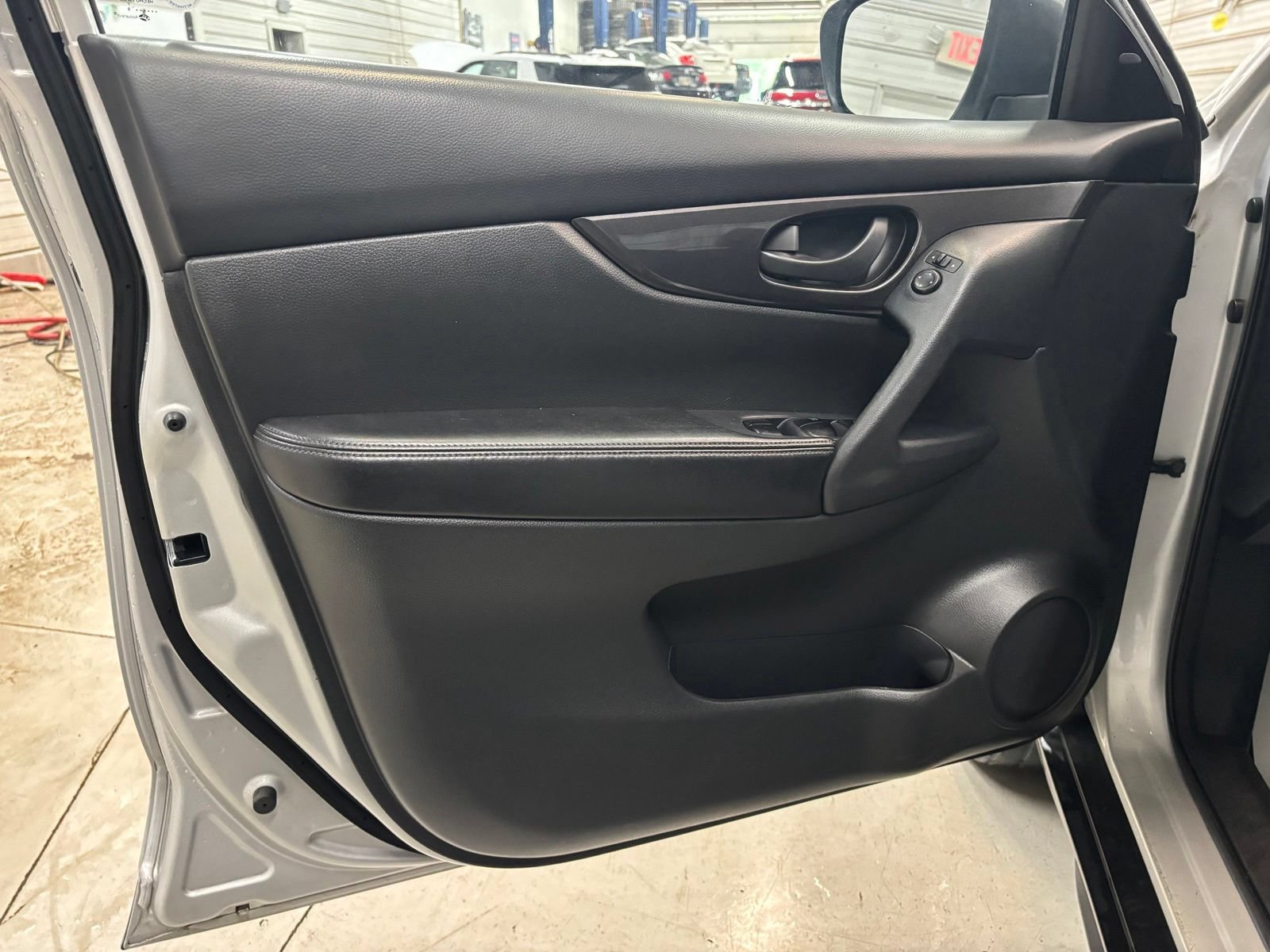 Used 2019 Nissan Rogue S AWD/4WD image 9