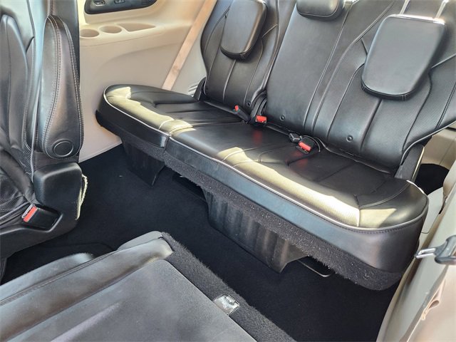 Used 2020 Chrysler Pacifica Limited image 32