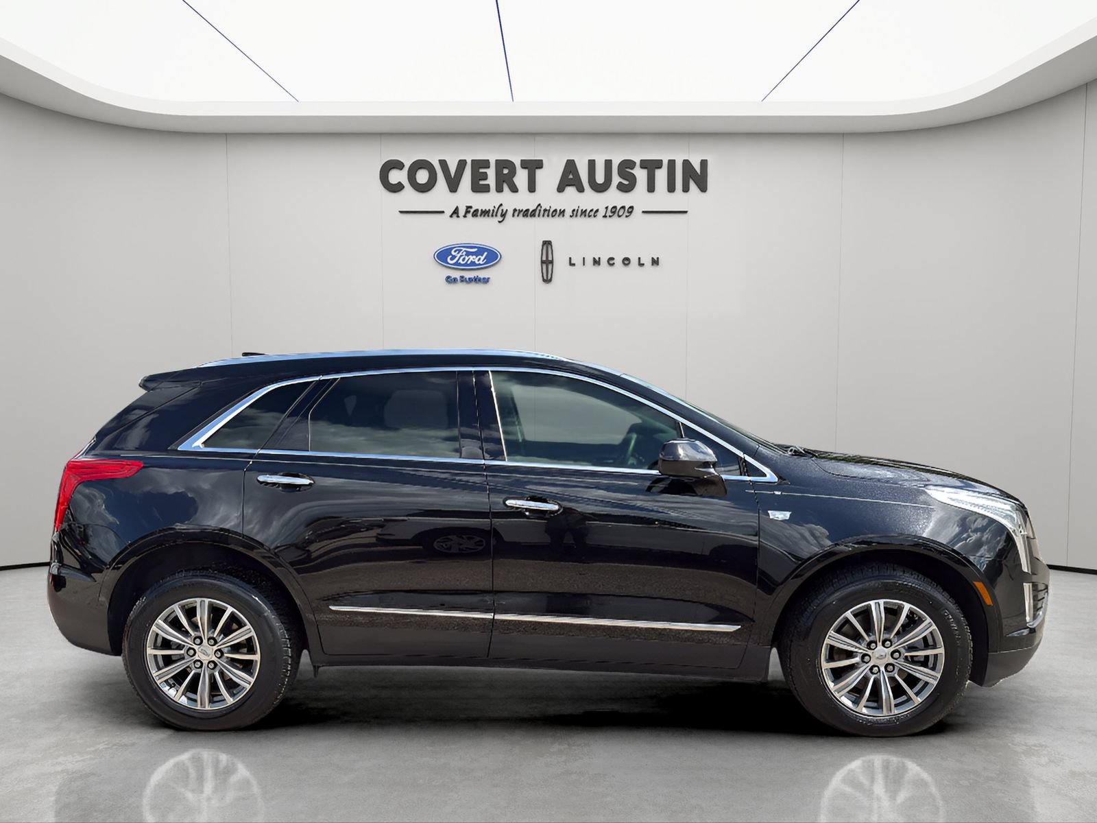 Used 2017 Cadillac XT5 Luxury w/ Driver Awareness Package FWD image 6