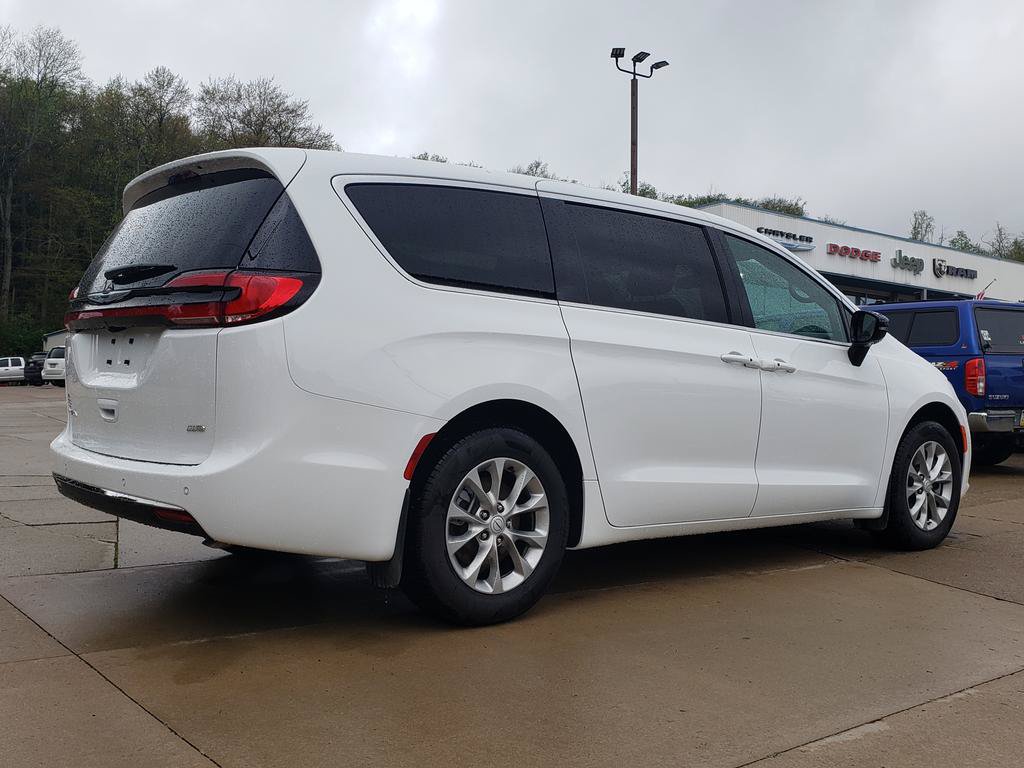 New 2026 Chrysler Pacifica Select AWD/4WD image 3