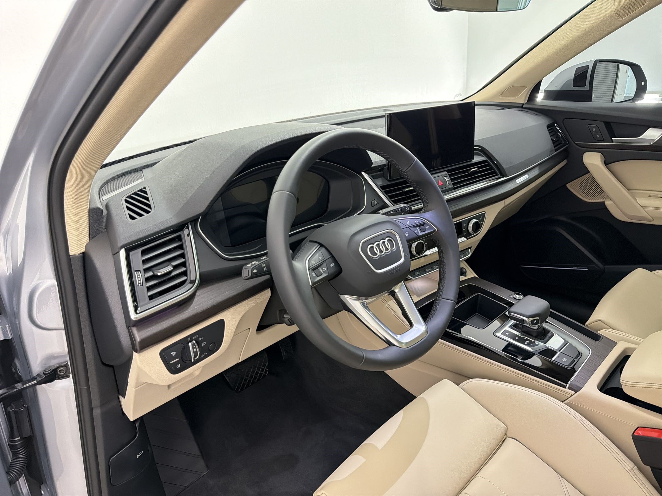 Certified 2025 Audi Q5 2.0T Premium Plus AWD/4WD image 4