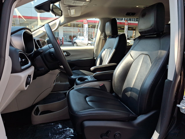 Used 2024 Chrysler Pacifica Touring-L FWD image 16