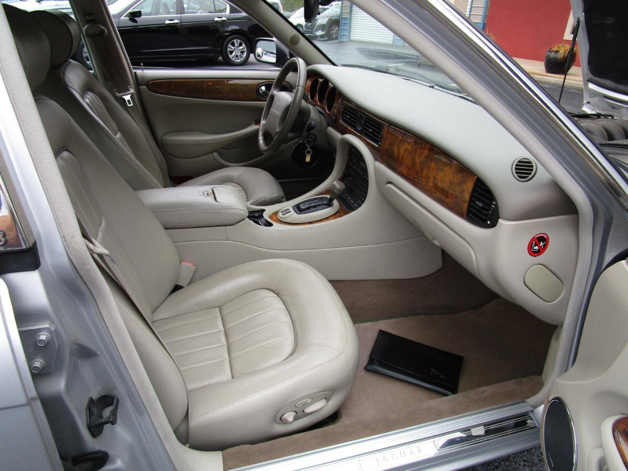 Used 2001 Jaguar XJ8 image 23