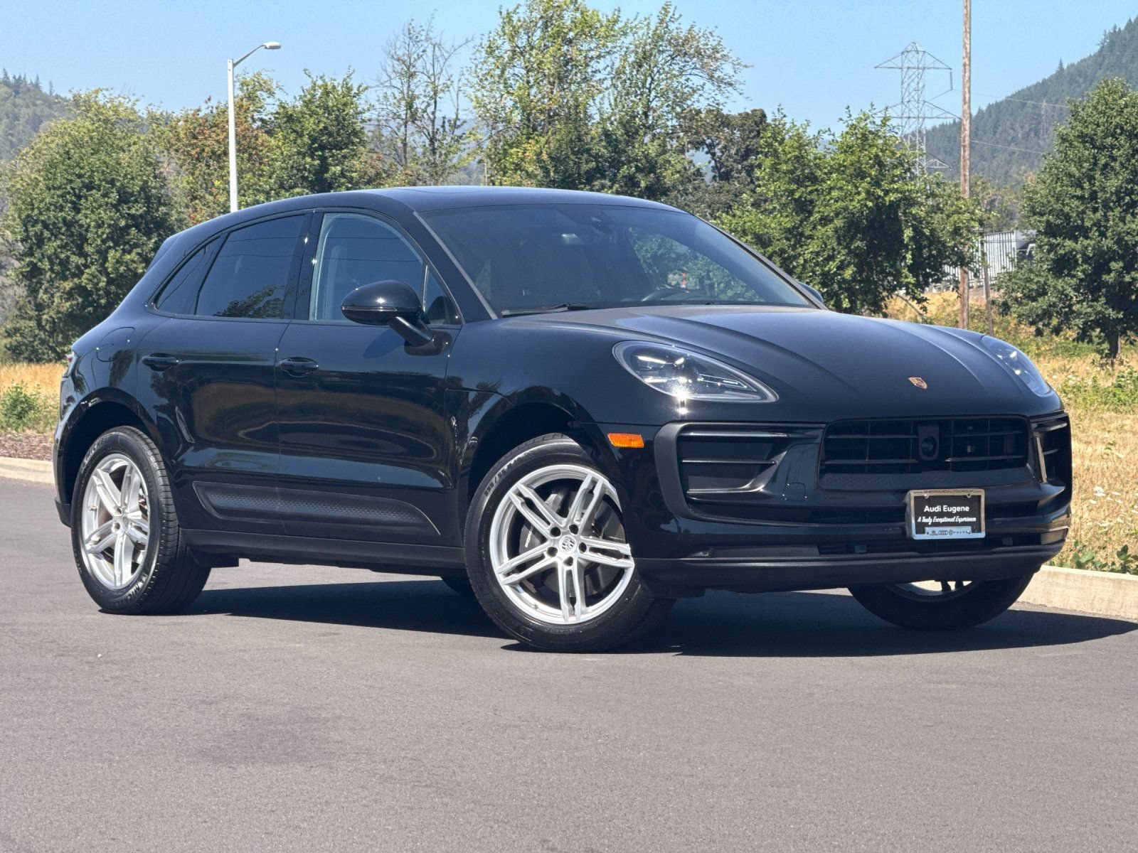 Used 2024 Porsche Macan w/ Premium Plus Package AWD/4WD image 1