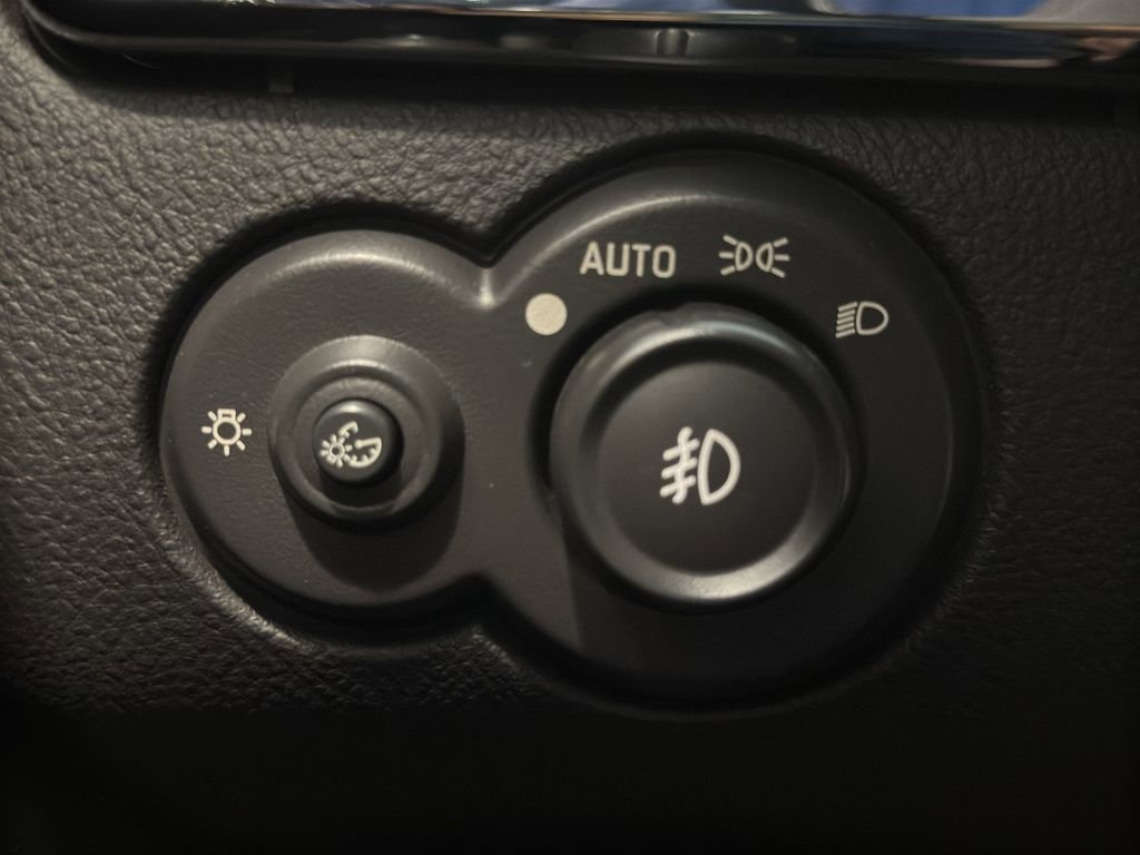 Used 2006 Chevrolet SSR w/ Preferred Equipment Group image 20