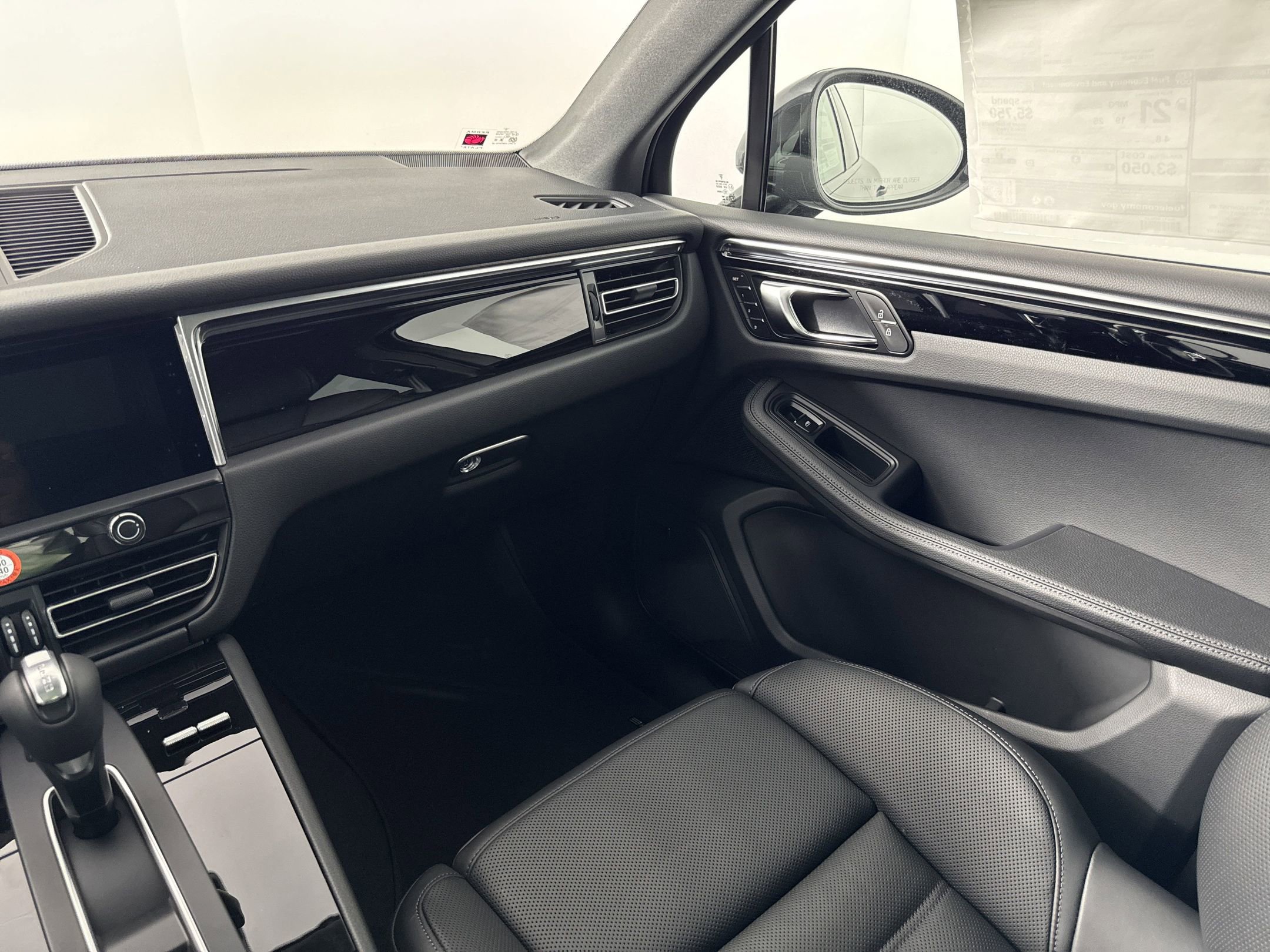 Certified 2025 Porsche Macan image 27