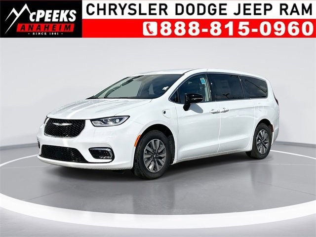 New 2024 Chrysler Pacifica Select