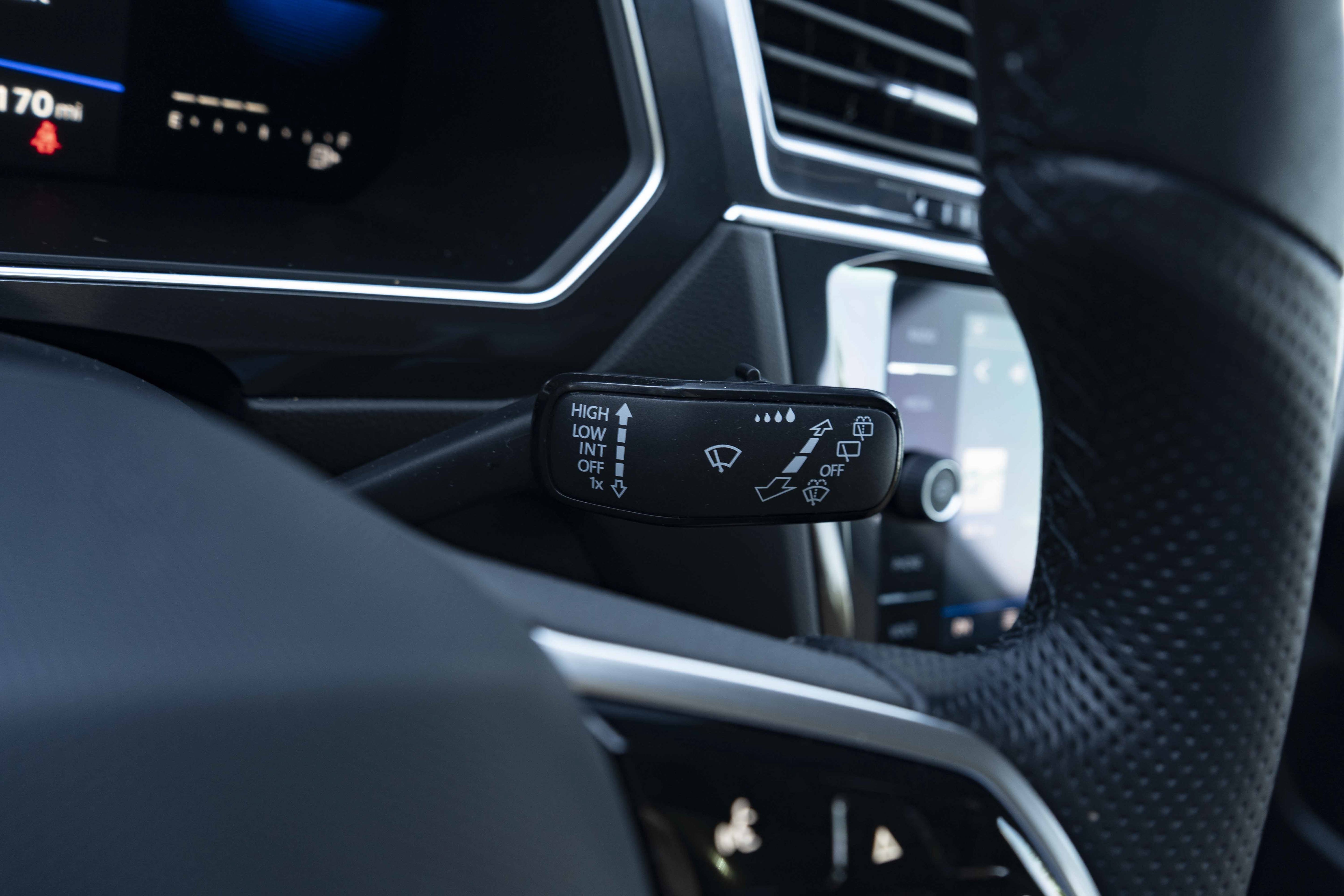 Certified 2022 Volkswagen Tiguan SE R-Line FWD image 24