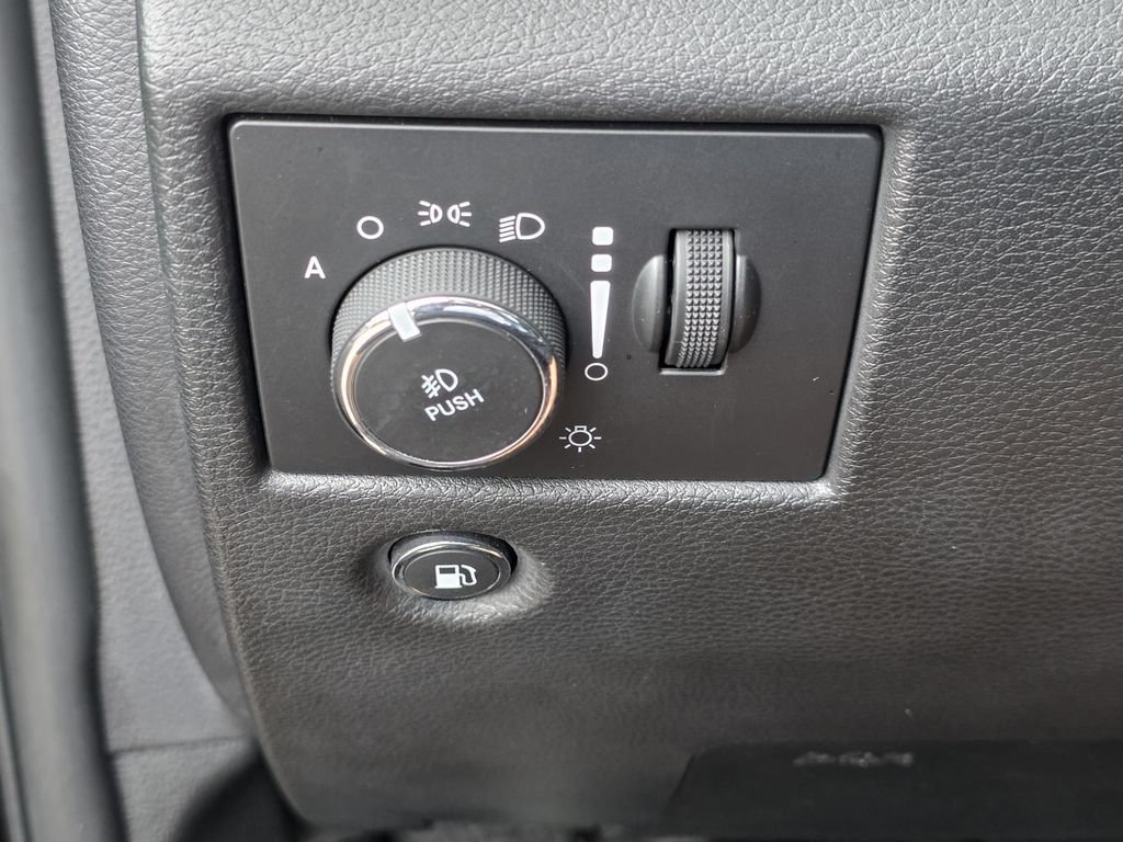 Used 2020 Jeep Grand Cherokee Altitude AWD/4WD image 28