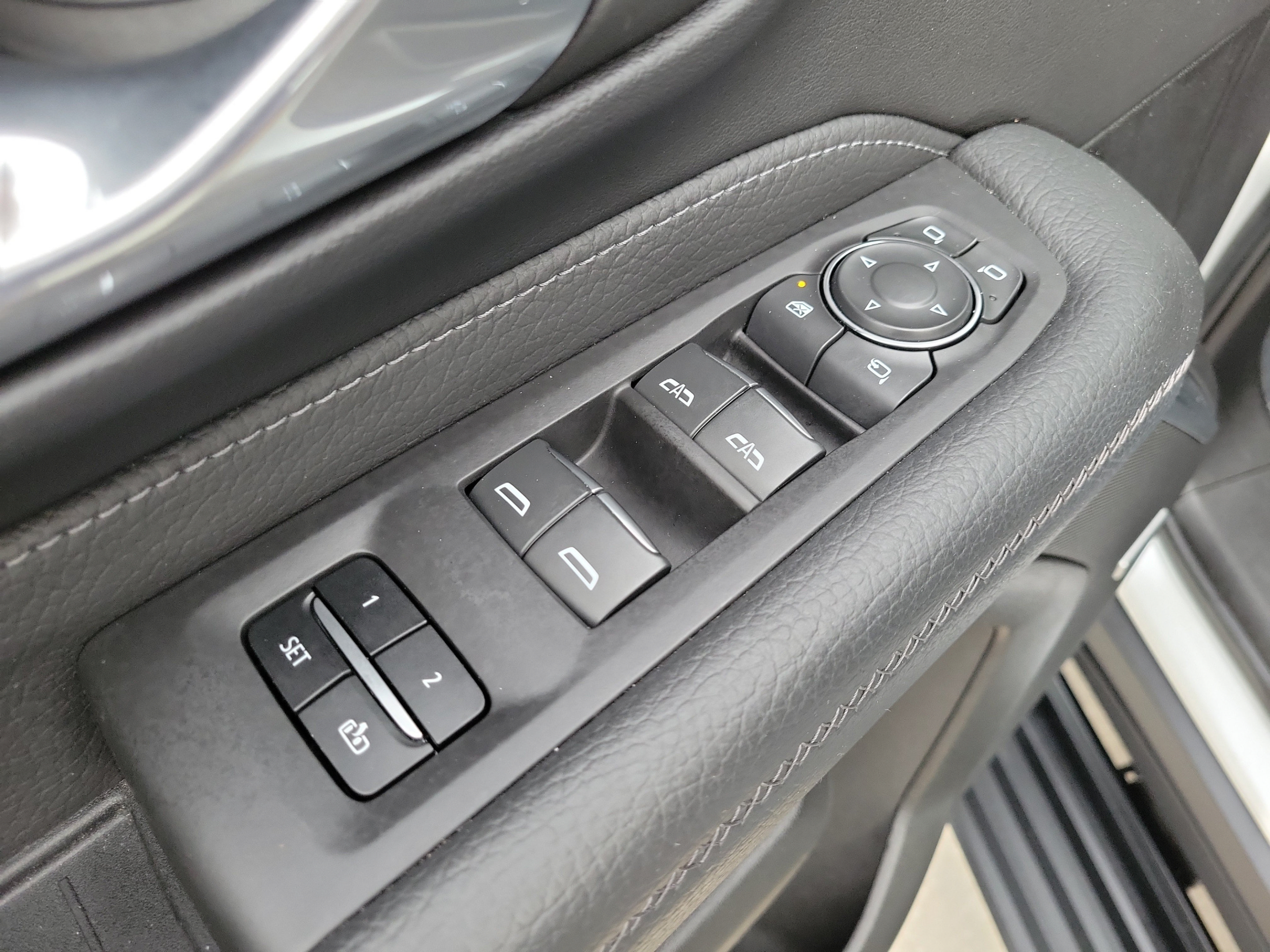 Used 2024 GMC Yukon Denali w/ Advanced Technology Package AWD/4WD image 19