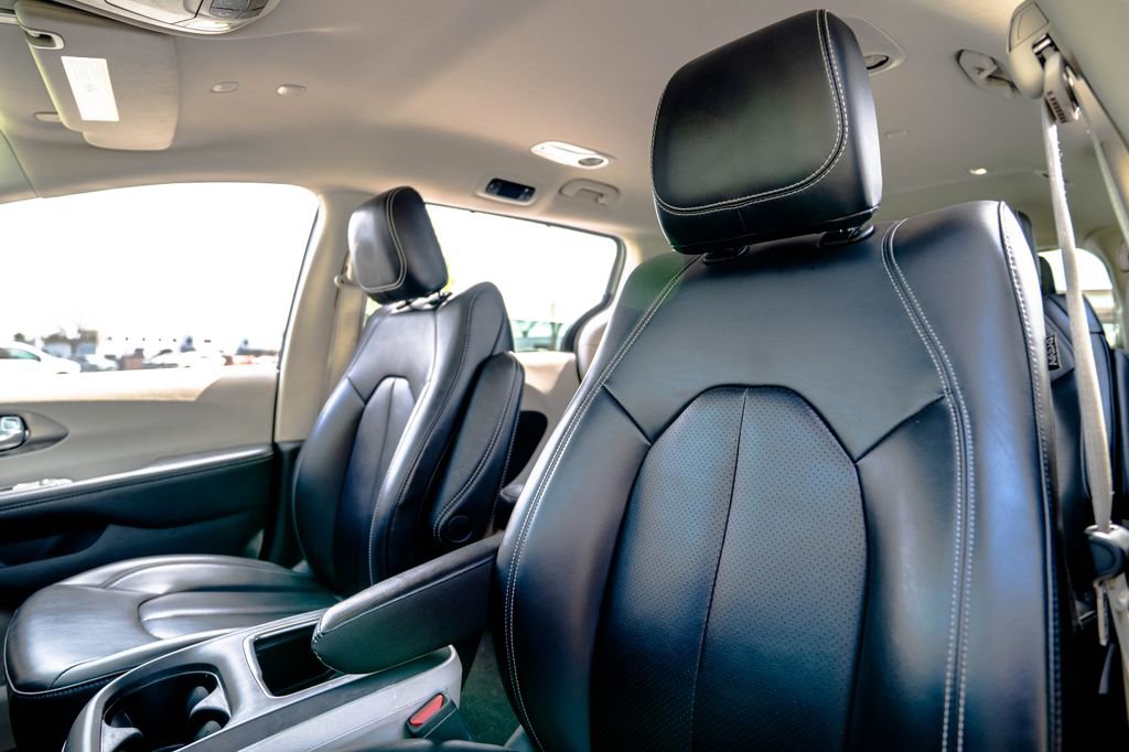 Used 2023 Chrysler Pacifica Touring-L FWD image 6