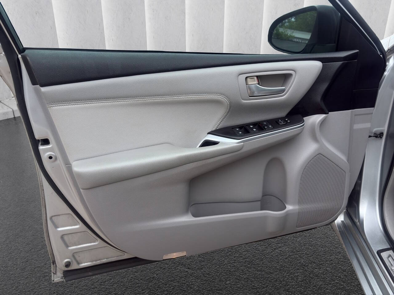 Used 2016 Toyota Camry XLE FWD image 12