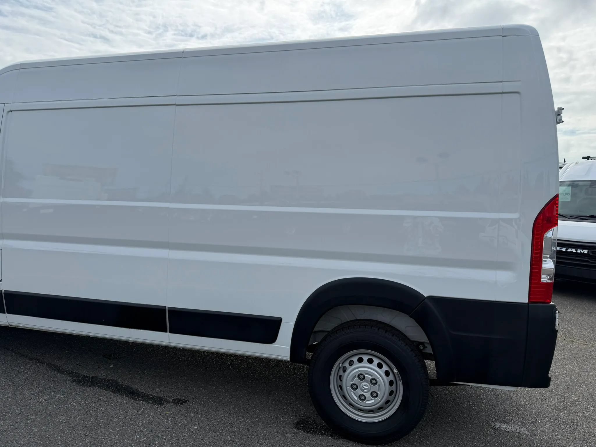 Used 2025 RAM ProMaster 2500 w/ Convenience Group FWD image 9