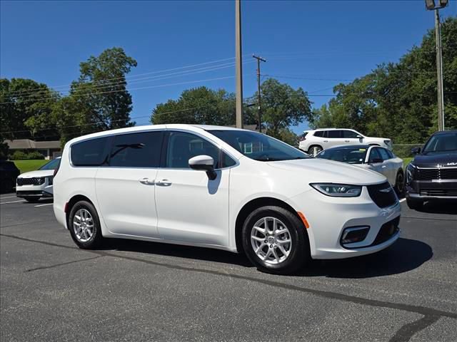 Used 2023 Chrysler Pacifica Touring-L FWD image 1