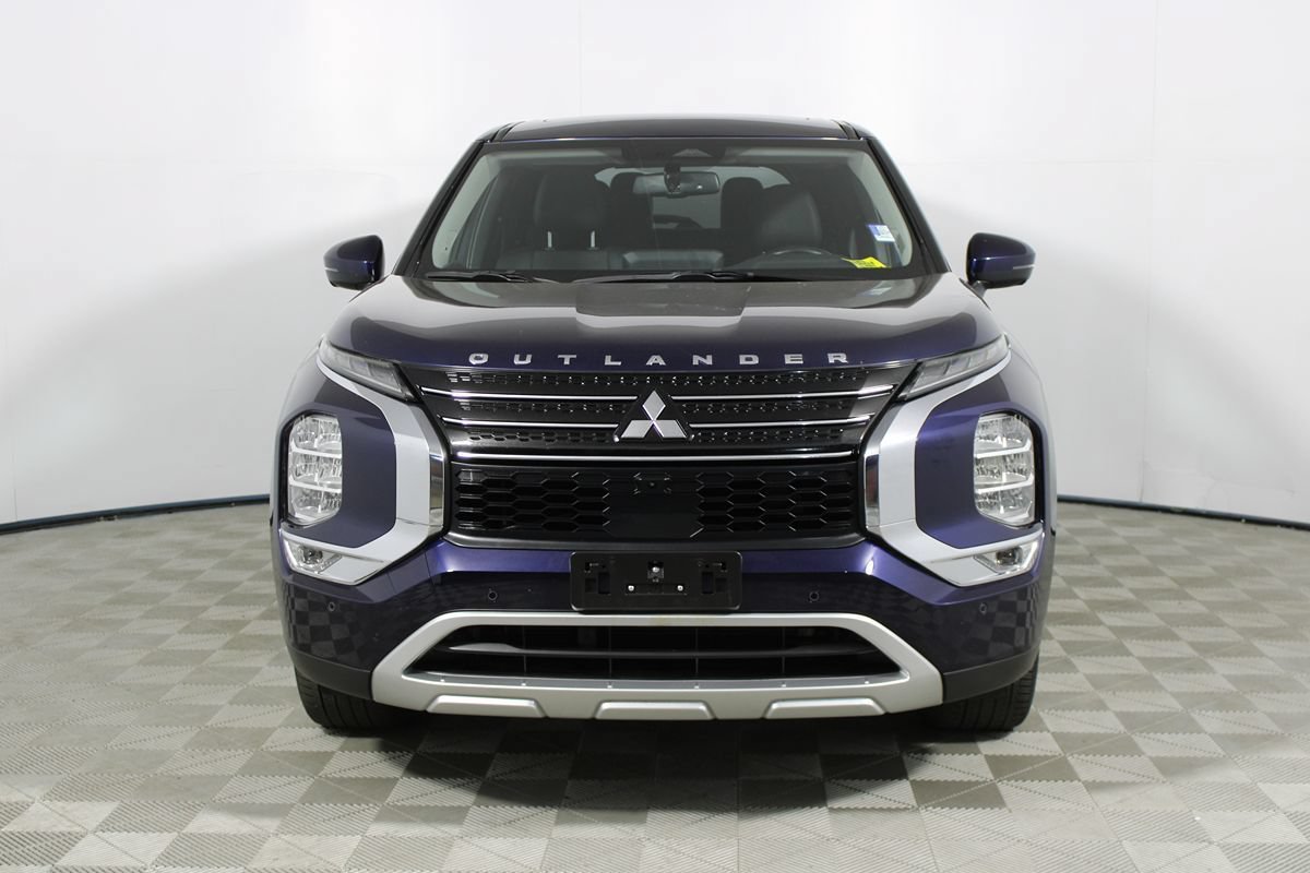 Used 2024 Mitsubishi Outlander SE Black Edition FWD image 2