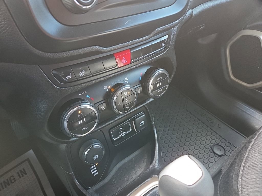 Used 2017 Jeep Renegade Latitude w/ Popular Equipment Group image 30