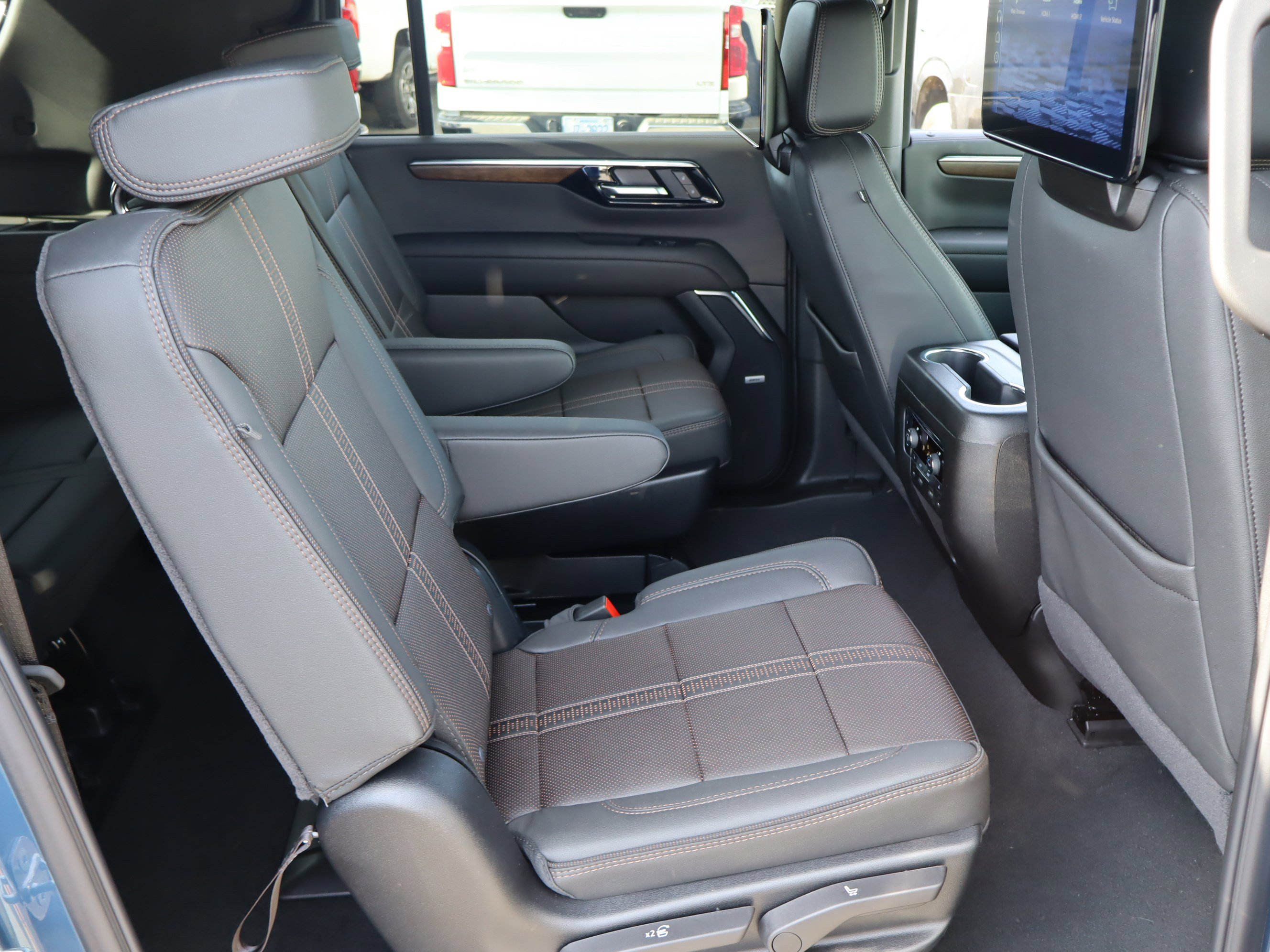 Used 2026 Chevrolet Suburban High Country AWD/4WD image 40