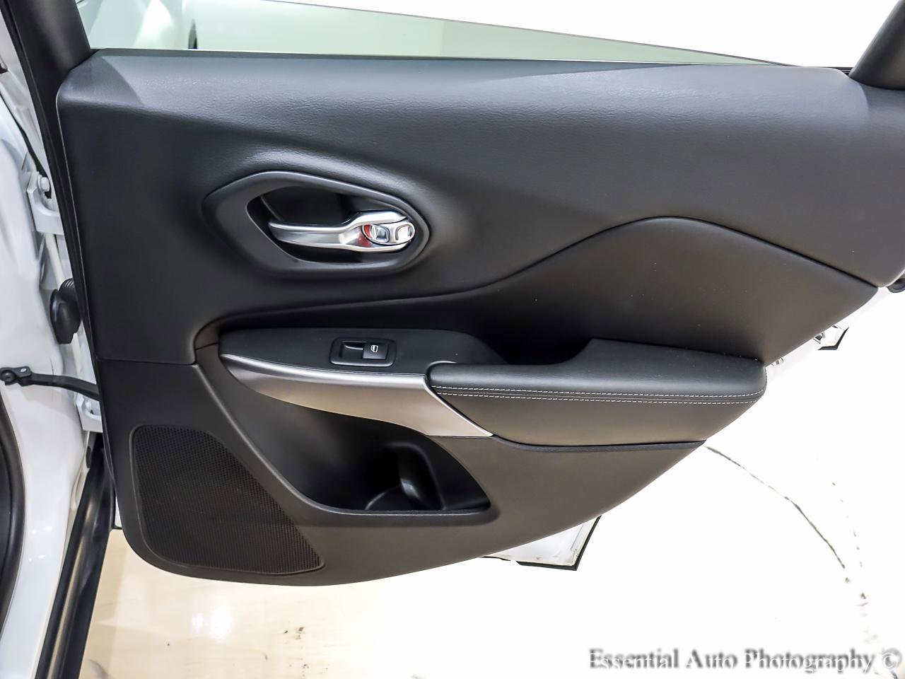 Used 2019 Jeep Cherokee Limited image 30