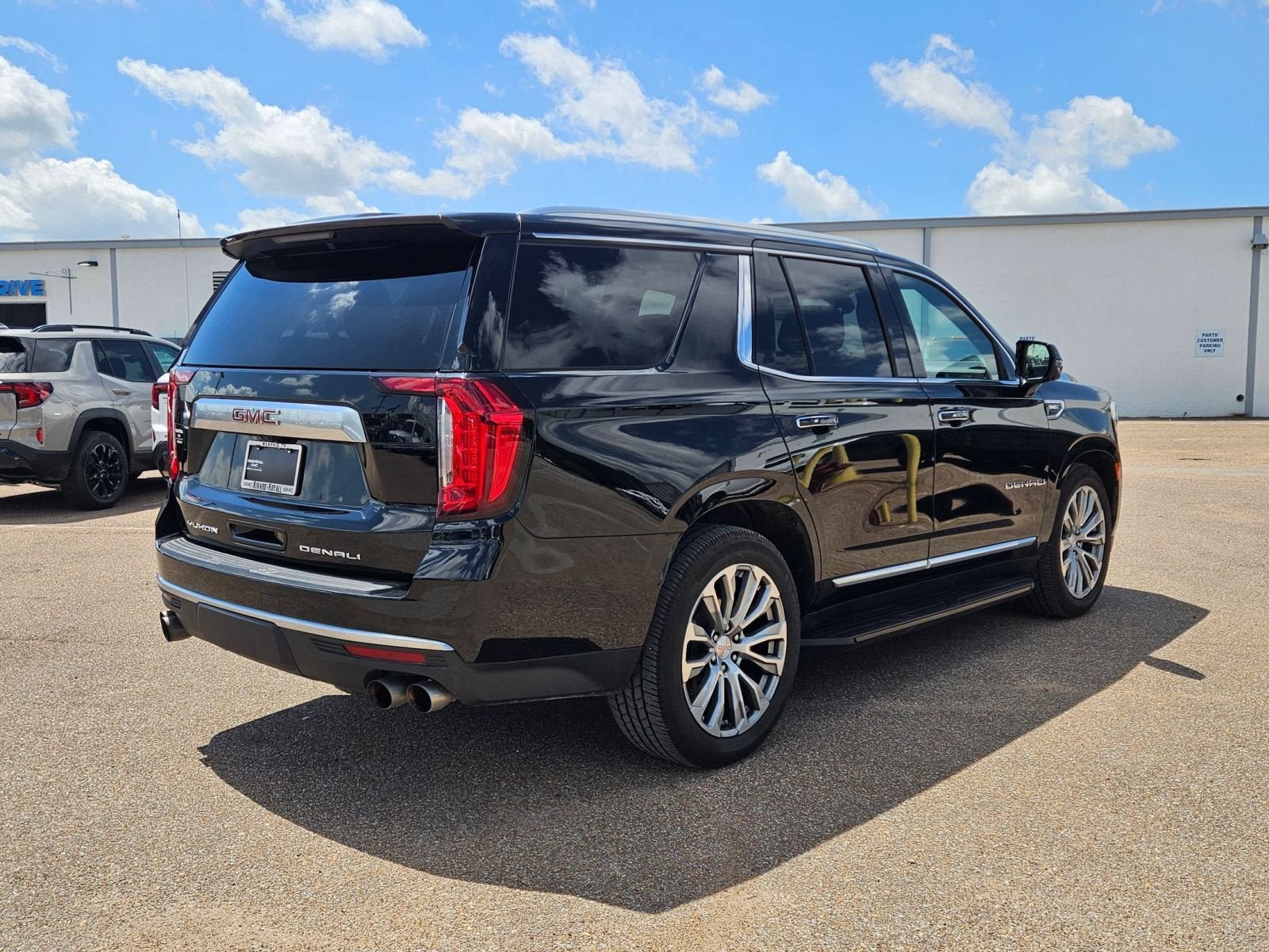 Used 2022 GMC Yukon Denali w/ Advanced Technology Package AWD/4WD image 6