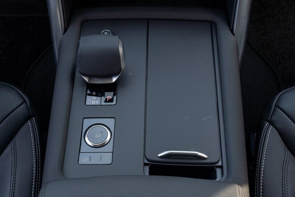 Used 2025 Land Rover Discovery S image 18