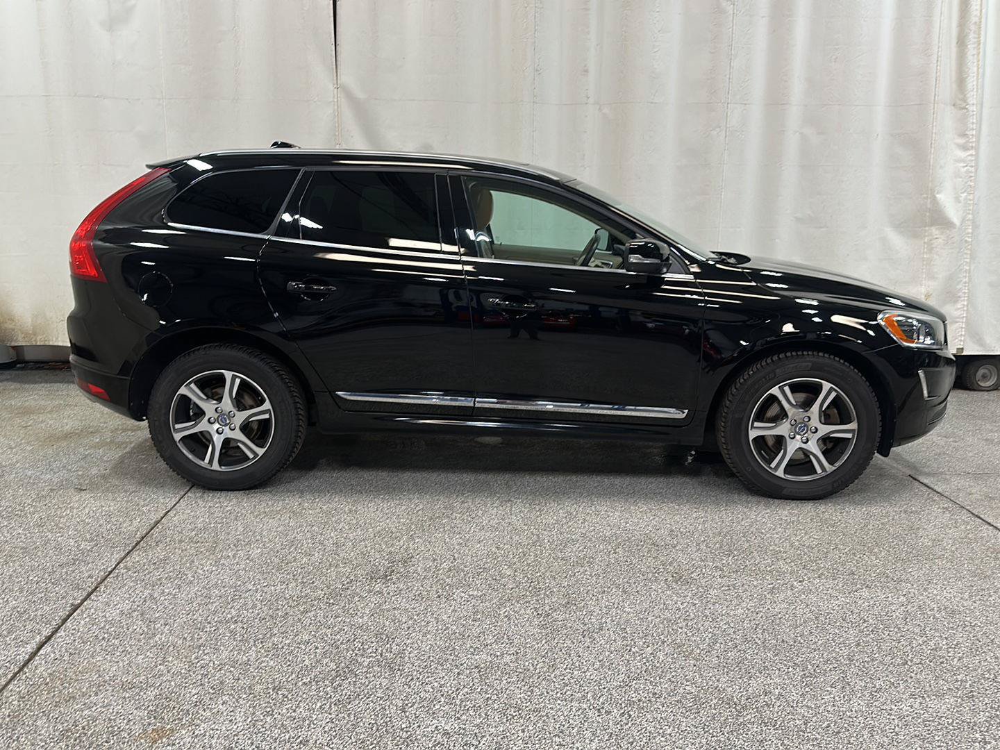Used 2015 Volvo XC60 T6 w/ Protection Package AWD/4WD image 6