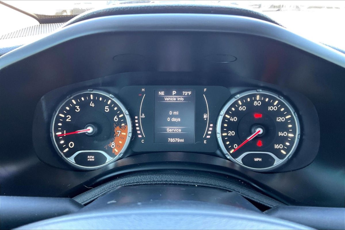 Used 2015 Jeep Renegade Latitude FWD image 20