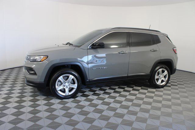 Used 2023 Jeep Compass Latitude image 2